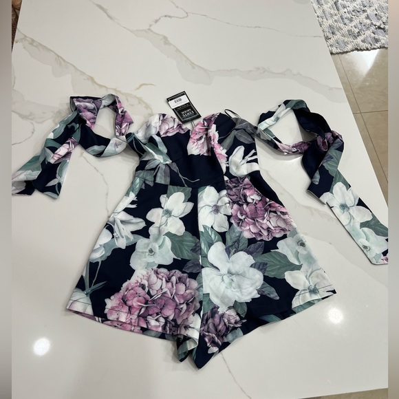 Floral Romper size small - Picture 7 of 7